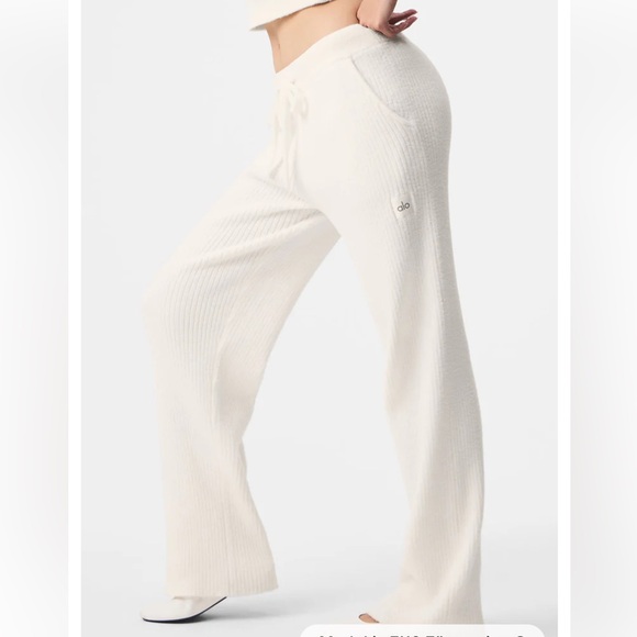 🆕 Alo Yoga Snuggle Up High-Waist Wide Leg Pants - Picture 2 of 16